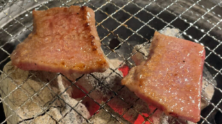 牛三郎　上カルビ焼いてるところ